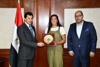 وزير الرياضة يُكرم بعثة منتخب...
