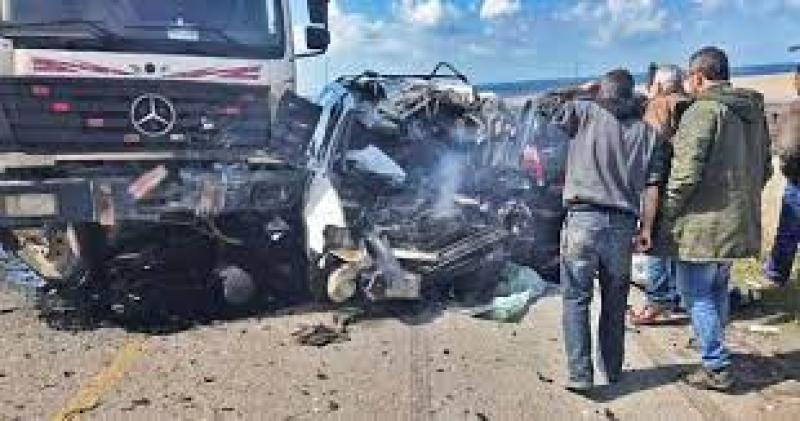 مصرع شخص وإصابة 2 فى حادث تصادم سيارة محملة بمواد بترولية مع أخرى بالسويس