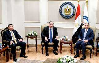 وزير البترول يستقبل رئيس شركة...