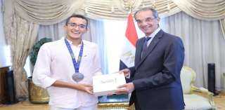 وزير تكنولوجيا المعلومات يكرم طالب...