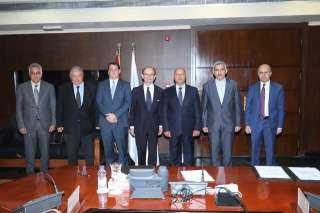 وزير النقل يشهد توقيع عقد...