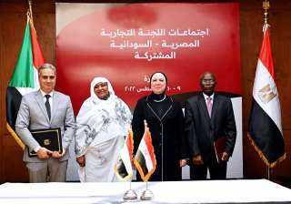 وزيرة التجارة  ونظيرتها السودانية...