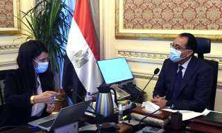 رئيس الوزراء يستعرض مع وزيرة...