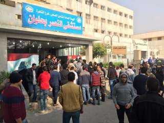عاطل يطعن طبيبا و3 أفراد...