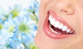 طرق طبيعية لتنظيف الأسنان بدون...