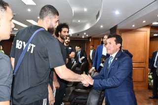 وزير الرياضة يلتقى لاعبى منتخب...