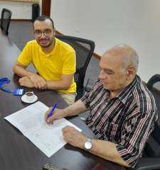د.احمد الخميسى يوقع نيابة عن...