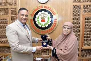 محافظ الدقهلية يسلم الام المثالية...