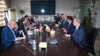 وزيرة البيئة تناقش مع وزير...