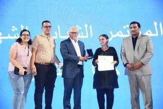 محافظ بورسعيد يسلم الأم المثالية...