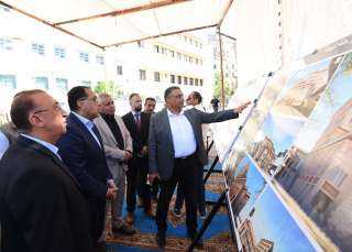 رئيس الوزراء يتفقد مشروع تطوير...
