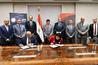 وزير الرياضة يشهد توقيع عقد...