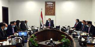 مصطفى مدبولي يلتقي وزيري الطيران...