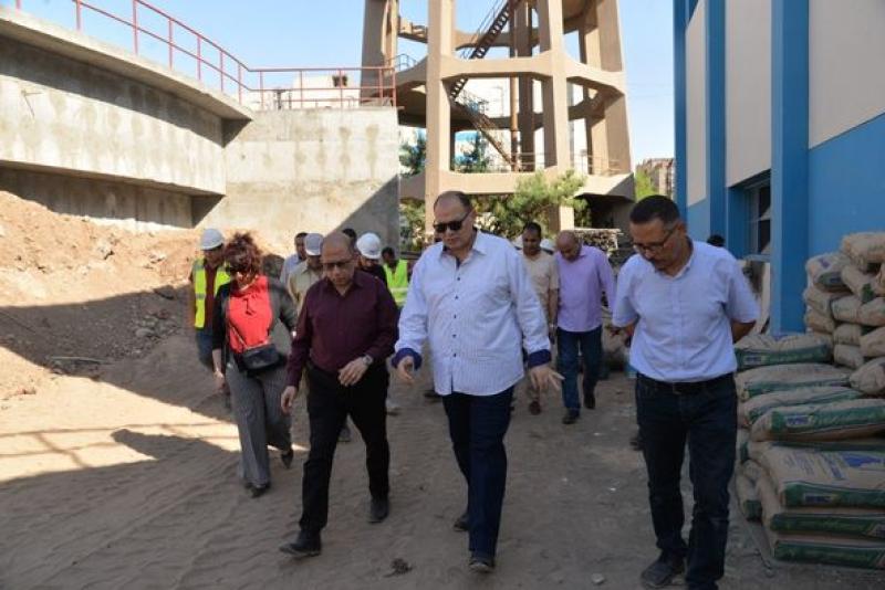 محافظ أسيوط يتفقد أعمال إحلال وتجديد محطة المياه التشيكي بحى شرق