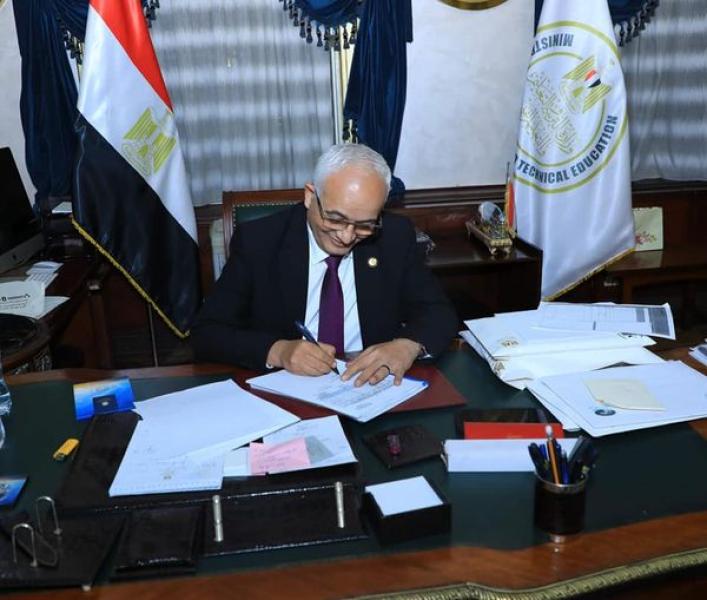 وزير التربية والتعليم يعتمد نتيجة الدور الثاني للدبلومات الفنية 2021/2022