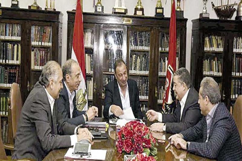 الأهلي يقبل استقالة ياسين منصور من شركة الكرة