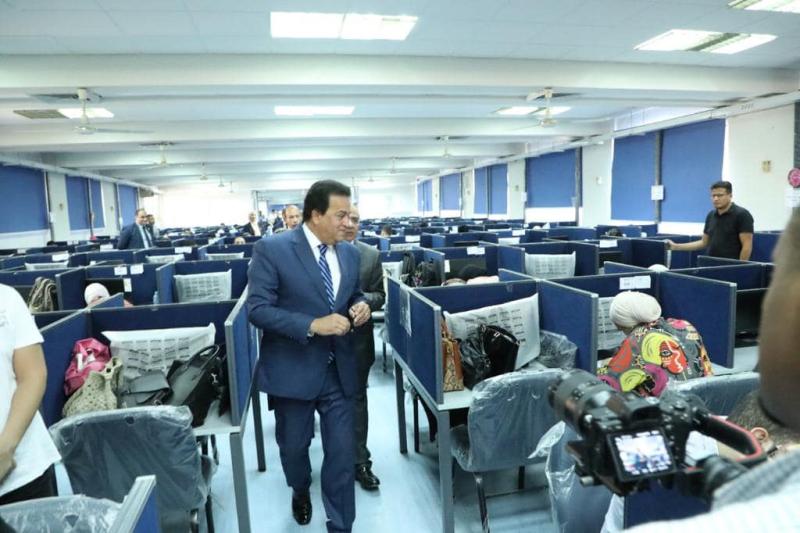 وزير الصحة يتفقد الامتحانات التحريرية للأطباء الملتحقين ببرنامج الزمالة المصرية