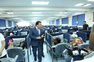 وزير الصحة يتفقد الامتحانات التحريرية...