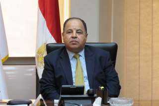 وزير المالية يستعرض الأداء المالي...