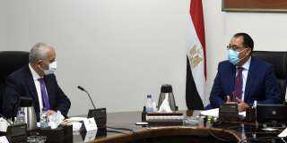 رئيس الوزراء يستعرض مع وزير...