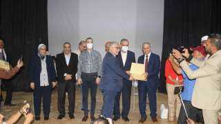محافظ كفر الشيخ ونائبه يكرمان...