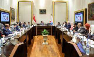 وزير الصحة يتابع سير العمل...