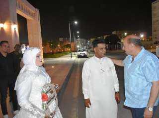 محافظ أسوان يفاجئ عروسين بتقديم...