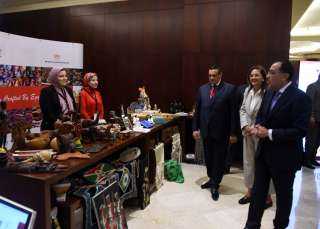 رئيس الوزراء يتفقد معرض ”أيادي...