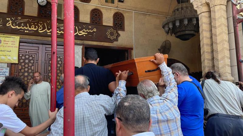 وصول جثمان المخرج علي عبد الخالق مسجد السيدة نفيسة