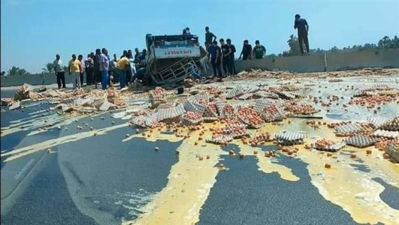 انقلاب سيارة محملة بكراتين بيض على الطريق الدائري الإقليمي