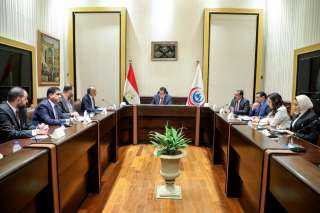 وزير الصحة يستقبل نقيب أطباء...