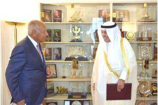 السفير غانم الغانم يقدم أوراق...