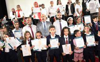 محافظ أسوان يكرم الطلاب والطالبات...