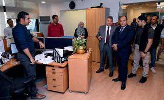 وزير التجارة والصناعة يقوم بزيارة...