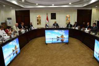 وزير الإسكان يتابع الموقف التنفيذي...