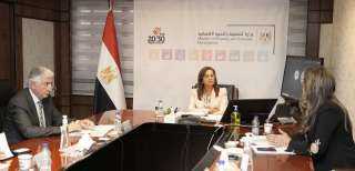 وزيرة التخطيط والرئيس التنفيذي للمؤسسة...