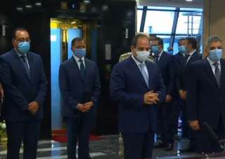 بالفيديو.. الرئيس السيسي يستمع لشرح...