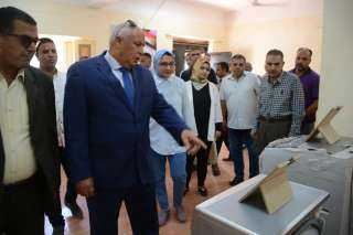 محافظ الوادي الجديد يتفقد معرض...