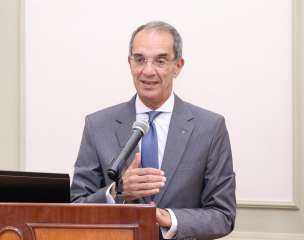 وزير الاتصالات يفتتح عددا من...