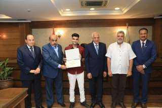 محافظ الجيزة يكرم أوائل الثانوية...