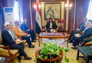 وزيرة الهجرة تلتقي بأحد رموز...