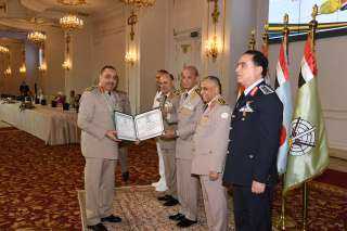 وزير الدفاع يكرم قادة القوات...