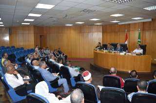 محافظ المنيا يناقش خطة المحافظة...