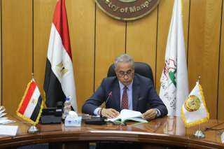 وزير القوى العاملة يرأس اجتماع...