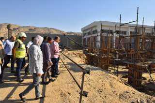 محافظ أسيوط يتفقد أعمال إحلال...