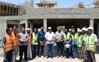 محافظ أسوان يتفقد مشروع إنشاء...