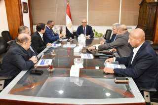 وزير الإسكان يلتقي ممثلى إحدى...