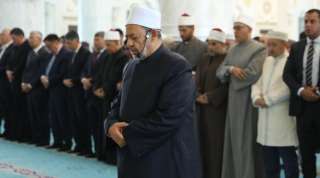 الإمام الأكبر يؤم الوفود الإسلامية...
