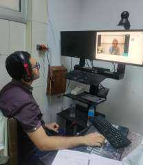 رئيس جامعة بنها يستعرض تقريرا...