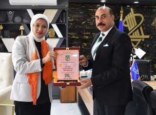 محافظ أسوان يلتقى صاحبة مبادرة...